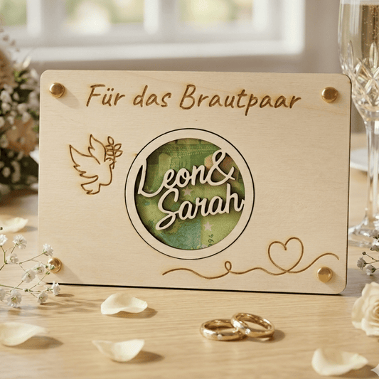 Personalisiertes Geldgeschenk aus Holz zur Hochzeit – Für das Brautpaar mit Namensaufhänger