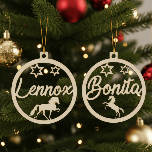 Personalisierte Christbaumkugel aus Holz – mit Pferdemotiv und Wunschname